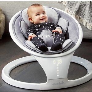 Munchkin Infant Seat in Gray and White